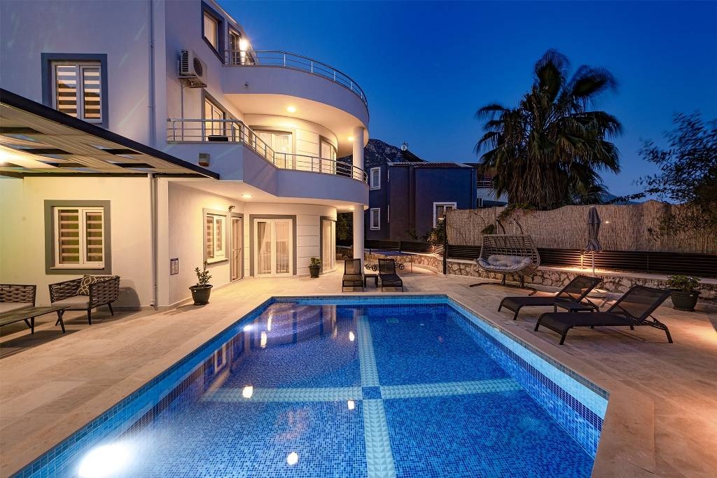 Kaş Kalkan'da Yemyeşil Doğada, Özel Havuzlu, Bahçeli Şık Villa