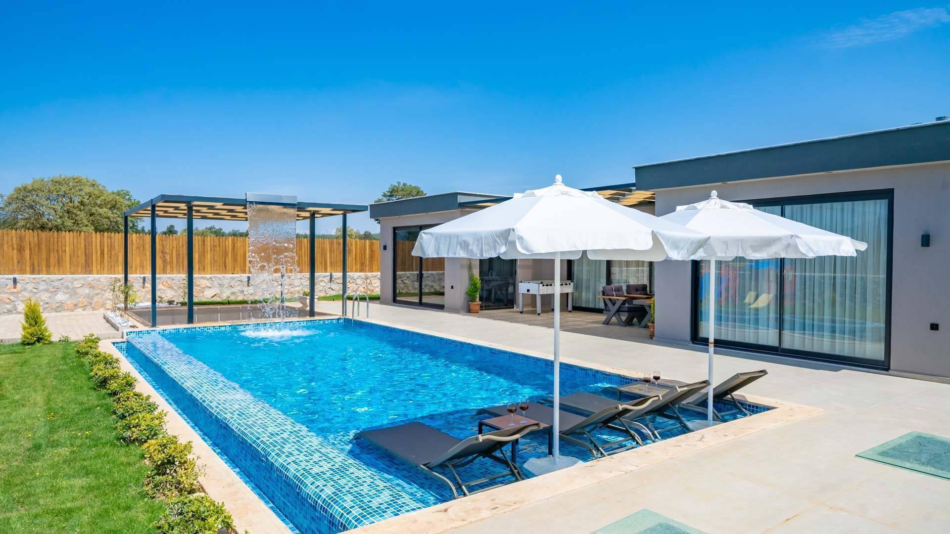 Kaş Palamut'ta Yemyeşil Geniş Bahçeli, Özel Havuzlu, Şık villa -35591