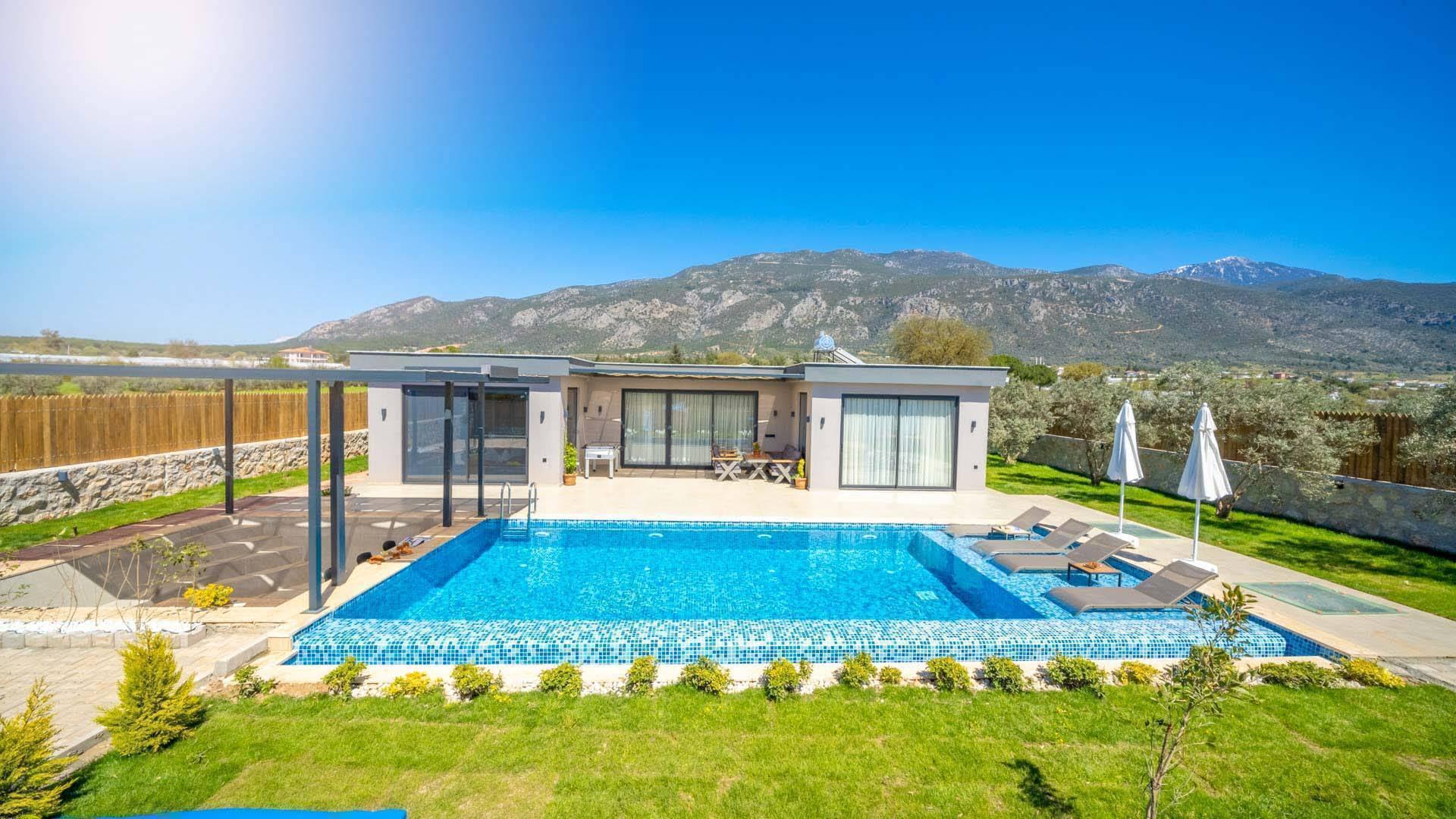 Kaş Palamut'ta Yemyeşil Geniş Bahçeli, Özel Havuzlu, Şık villa -35591