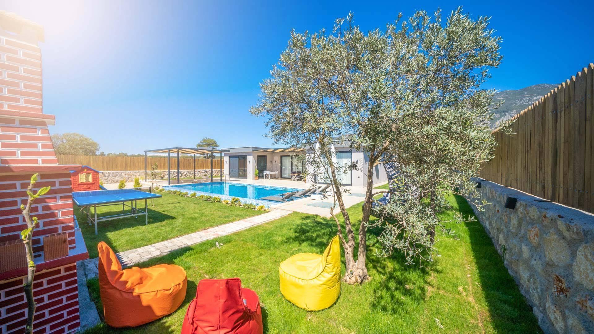 Kaş Palamut'ta Yemyeşil Geniş Bahçeli, Özel Havuzlu, Şık villa -35591