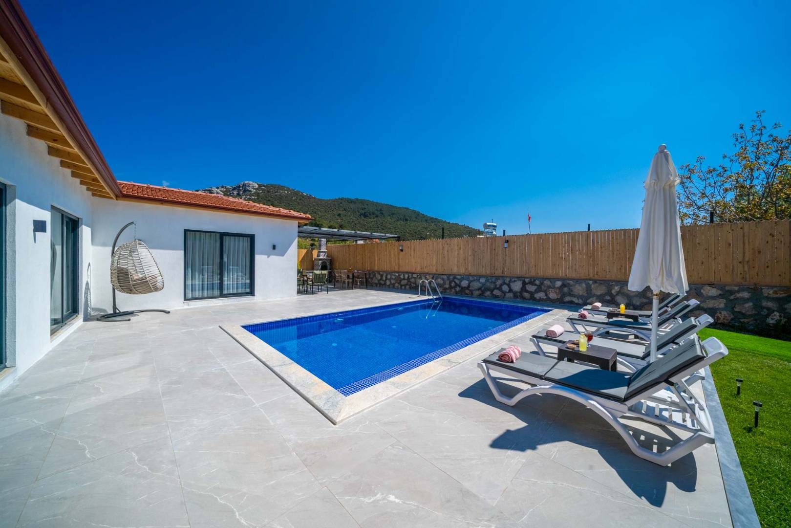 Kaş Üzümlü'de Sessiz Doğada, Özel Havuzlu, Konforlu Villa