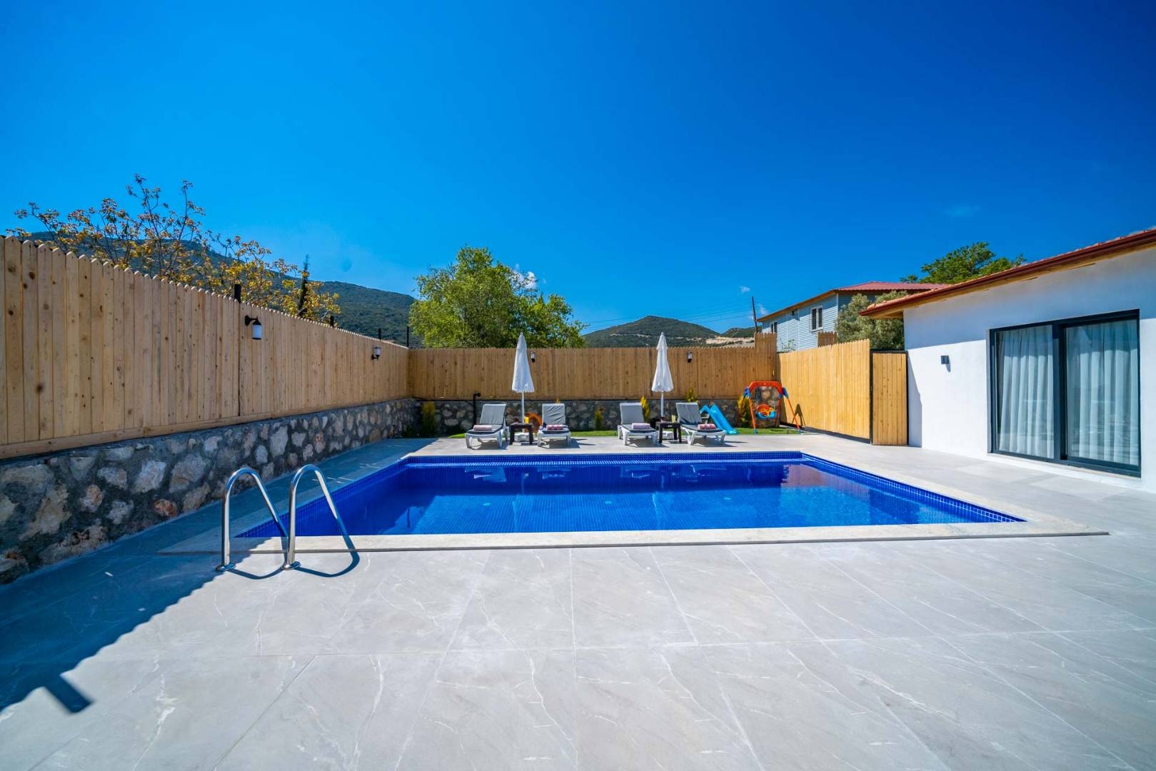 Kaş Üzümlü'de Sessiz Doğada, Özel Havuzlu, Konforlu Villa