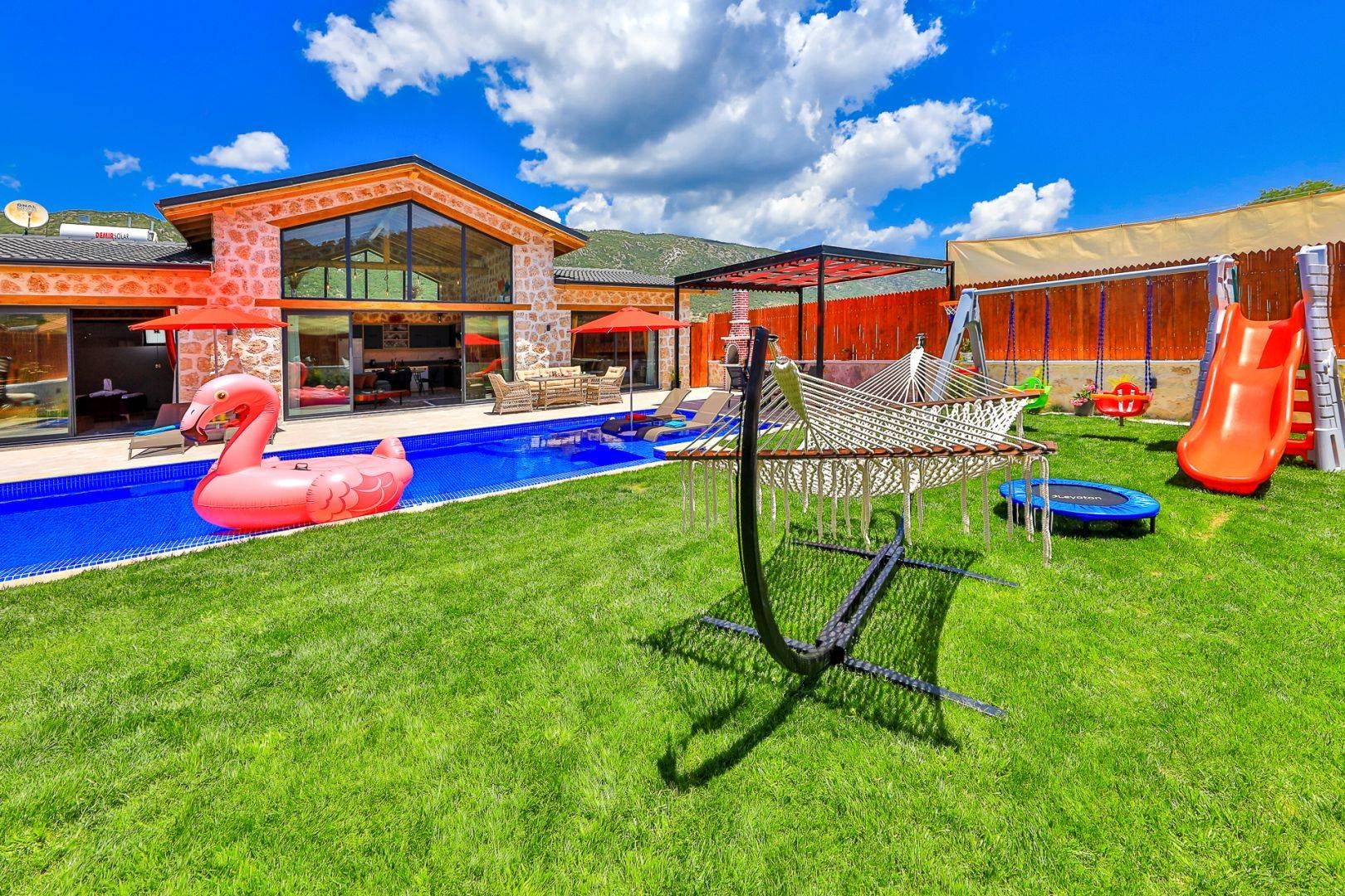 Kaş Sarıbelen'de Yeşilliklerle Dolu Bahçede, Özel Havuzlu, Şık Villa