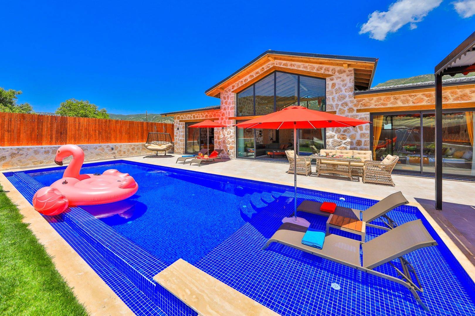 Kaş Sarıbelen'de Yeşilliklerle Dolu Bahçede, Özel Havuzlu, Şık Villa