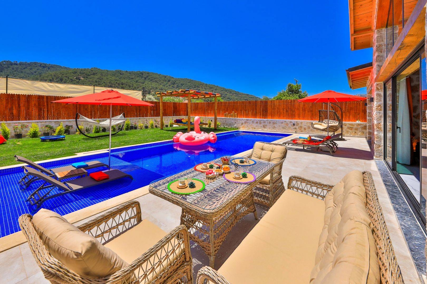 Kaş Sarıbelen'de Yeşilliklerle Dolu Bahçede, Özel Havuzlu, Şık Villa