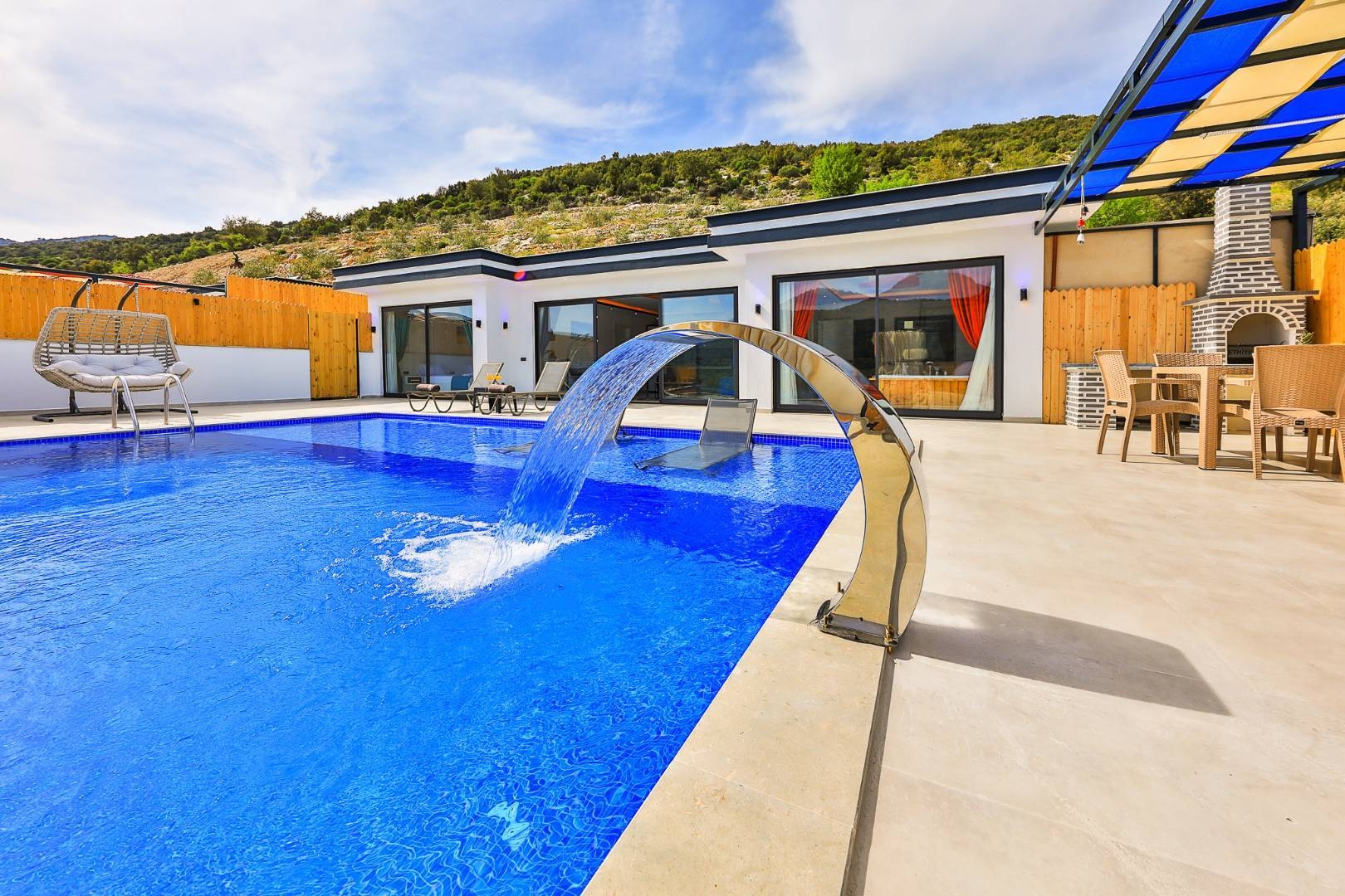 Kaş Sarıbelen'de Sakin Konumda, Özel Havuzlu, Konforlu Tatil Villası