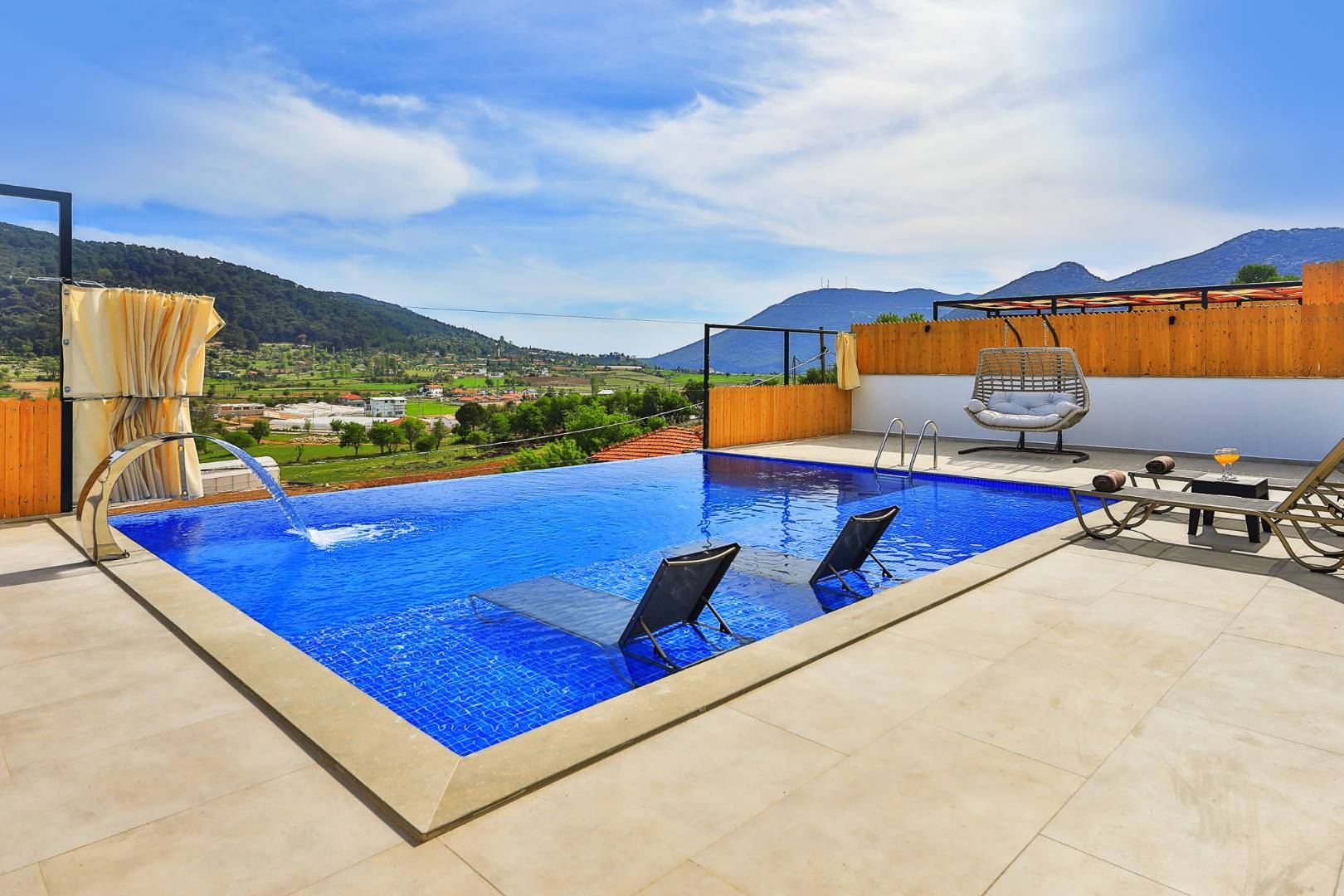 Kaş Sarıbelen'de Sakin Konumda, Özel Havuzlu, Konforlu Tatil Villası