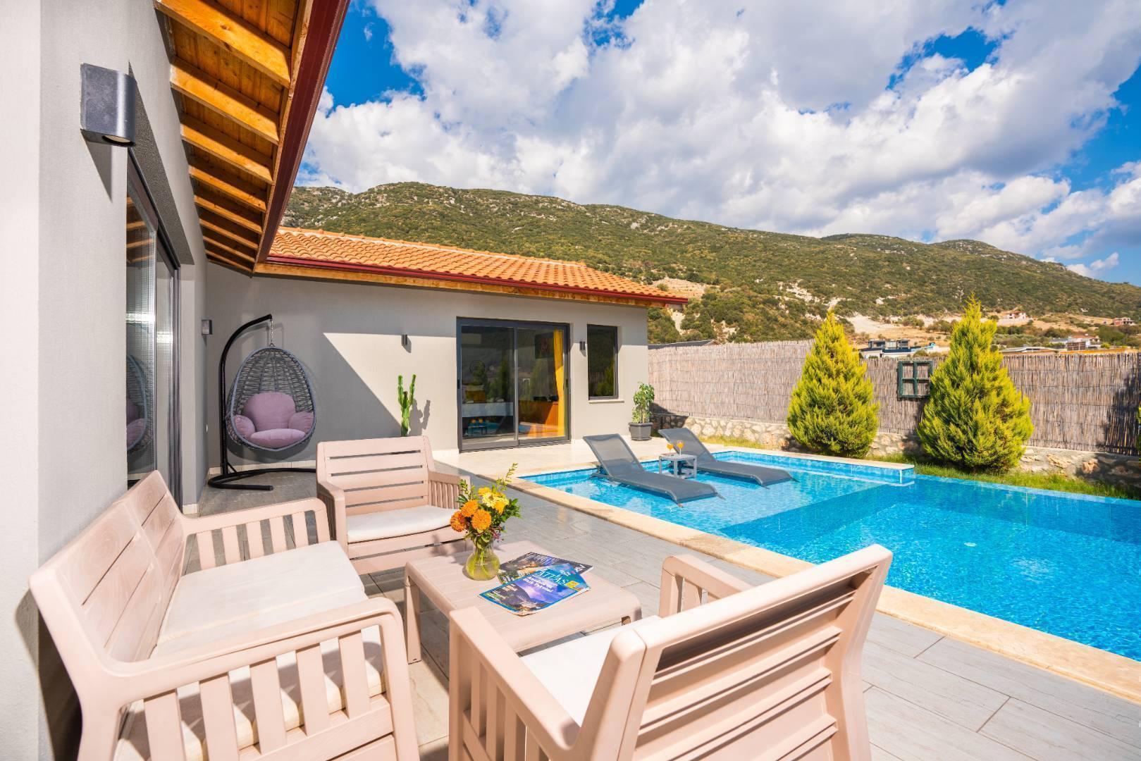 Kaş Sarıbelen'de Geniş Bahçeli, Özel Havuzlu, Jakuzili Villa-24055