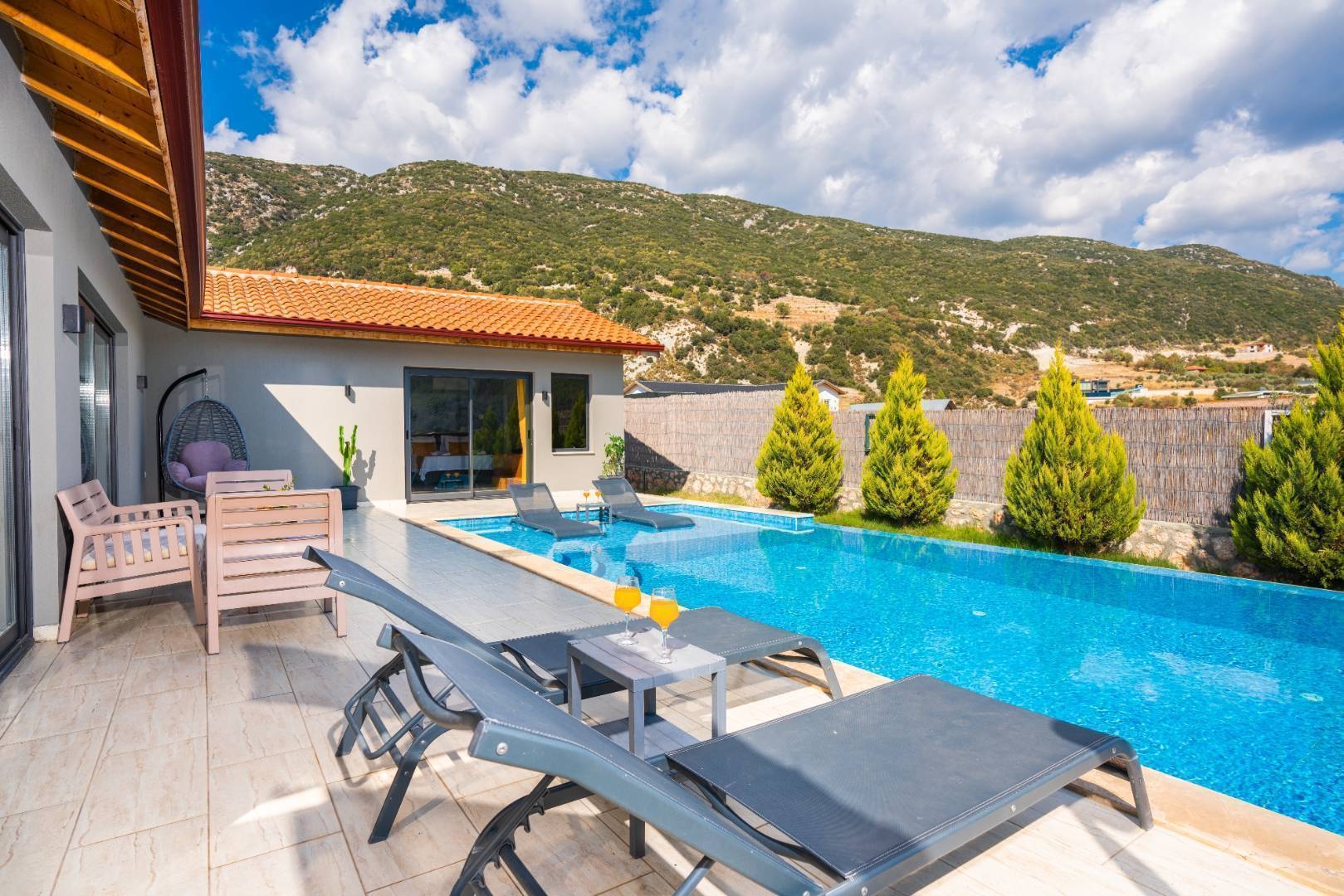 Kaş Sarıbelen'de Geniş Bahçeli, Özel Havuzlu, Jakuzili Villa