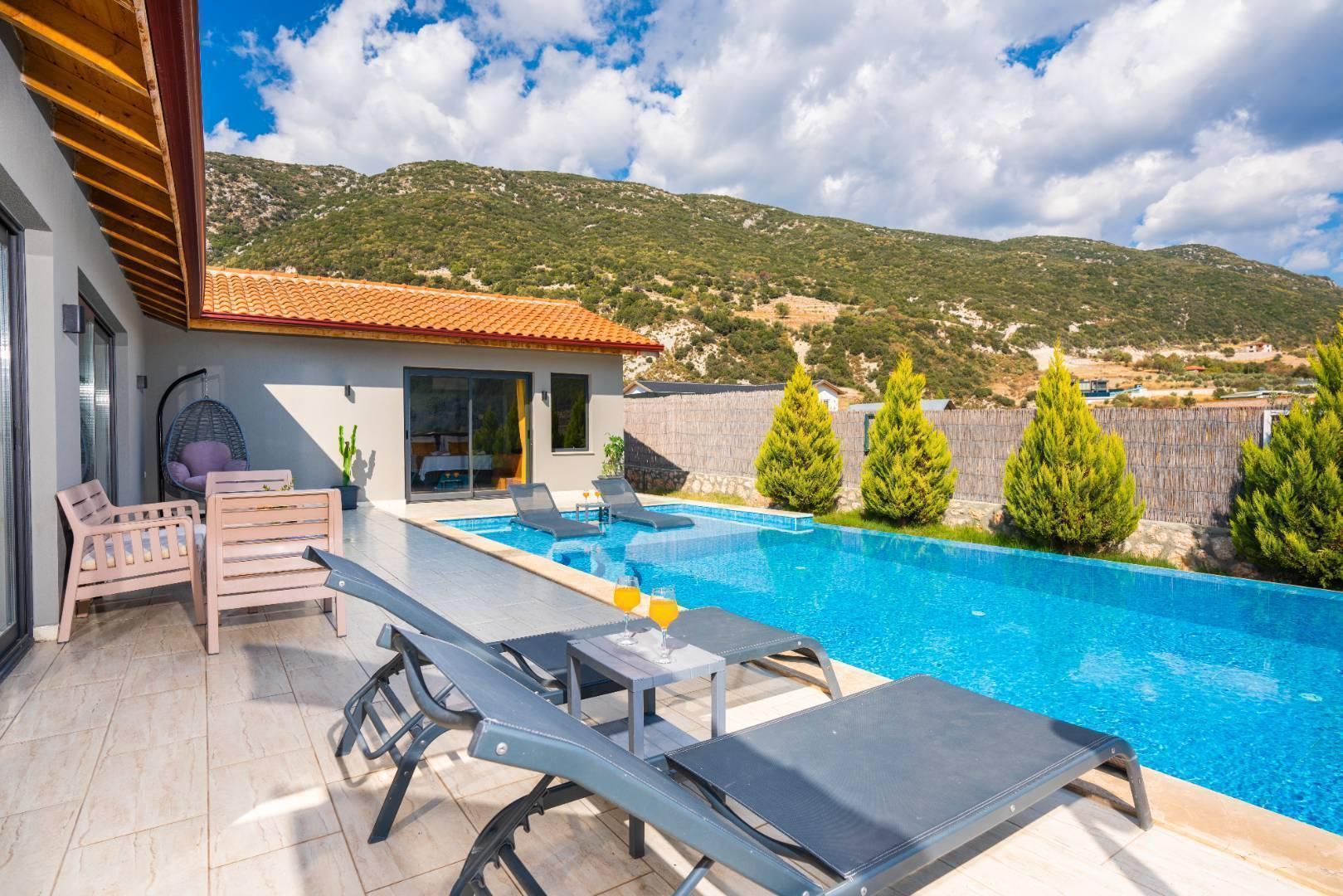 Kaş Sarıbelen'de Geniş Bahçeli, Özel Havuzlu, Jakuzili Villa-24055