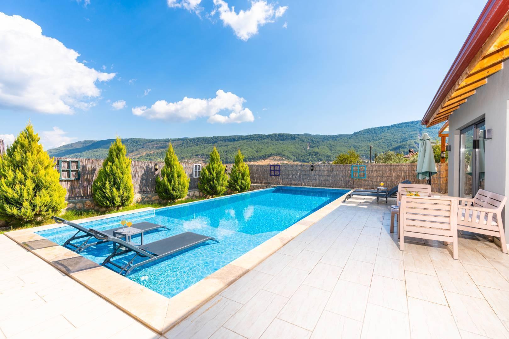 Kaş Sarıbelen'de Geniş Bahçeli, Özel Havuzlu, Jakuzili Villa-24055