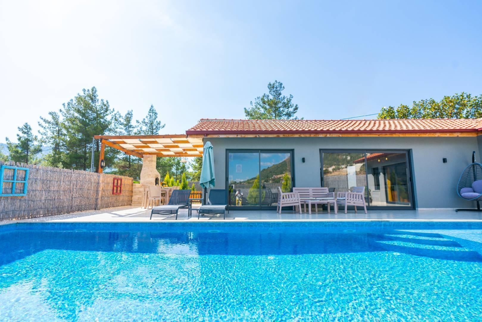 Kaş Sarıbelen'de Geniş Bahçeli, Özel Havuzlu, Jakuzili Villa-24055