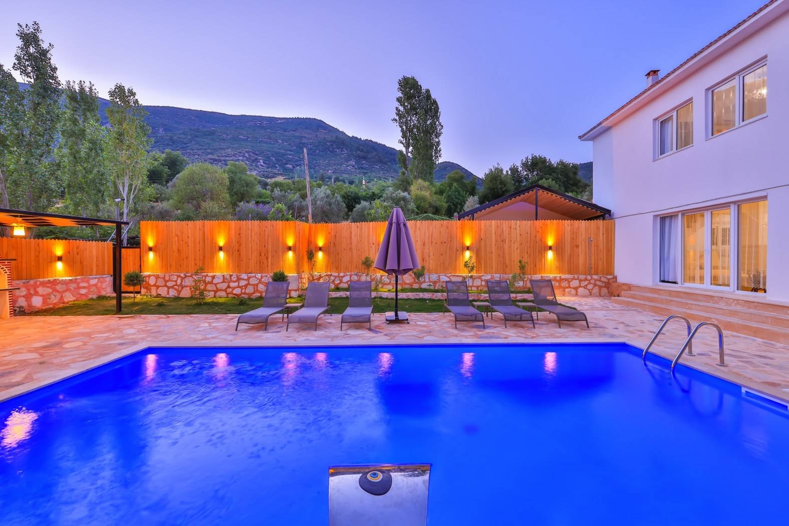 Kaş Hacıoğlan'da Geniş Alanlara Sahip, Özel Havuzlu, Tatil Villası