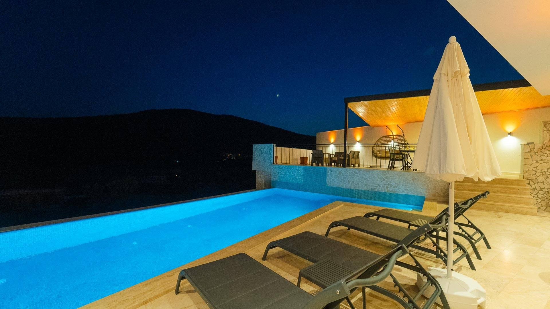 Kaş Bezirgan'da Konforlu Tasarımlı, Özel Havuzlu, Lüks Villa-42083