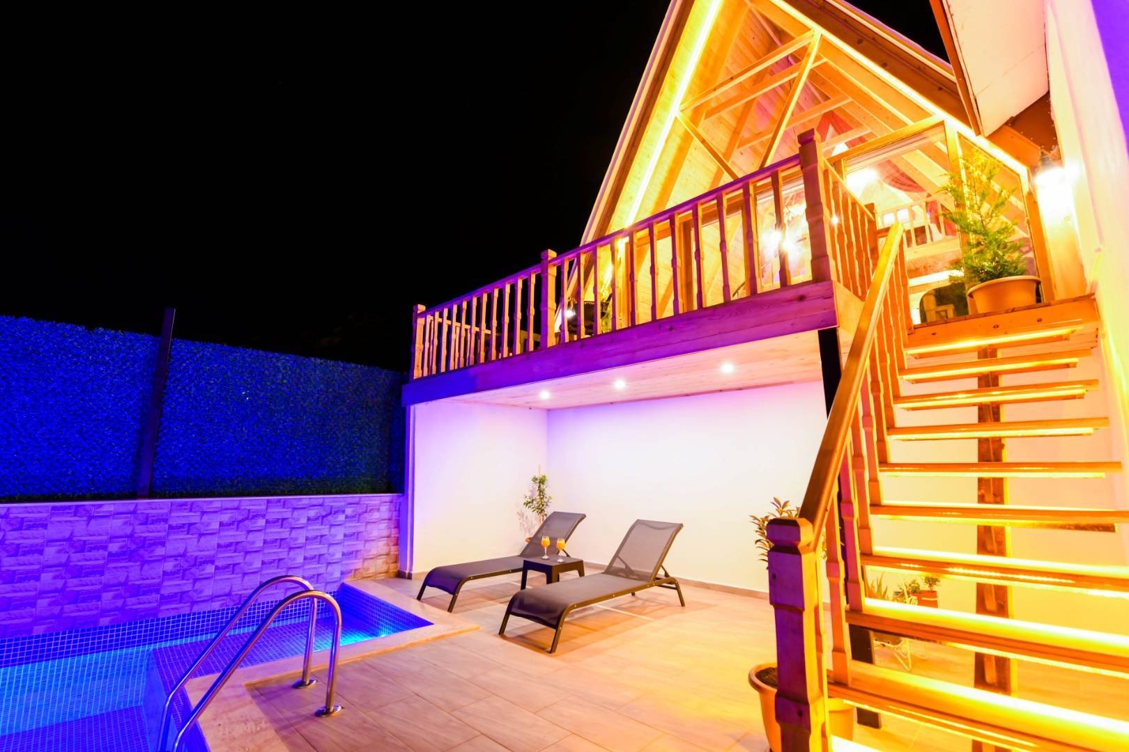 Kaş Bezirgan'da Doğa Manzaralı, Özel Havuzlu, Şık Tasarımlı Bungalov