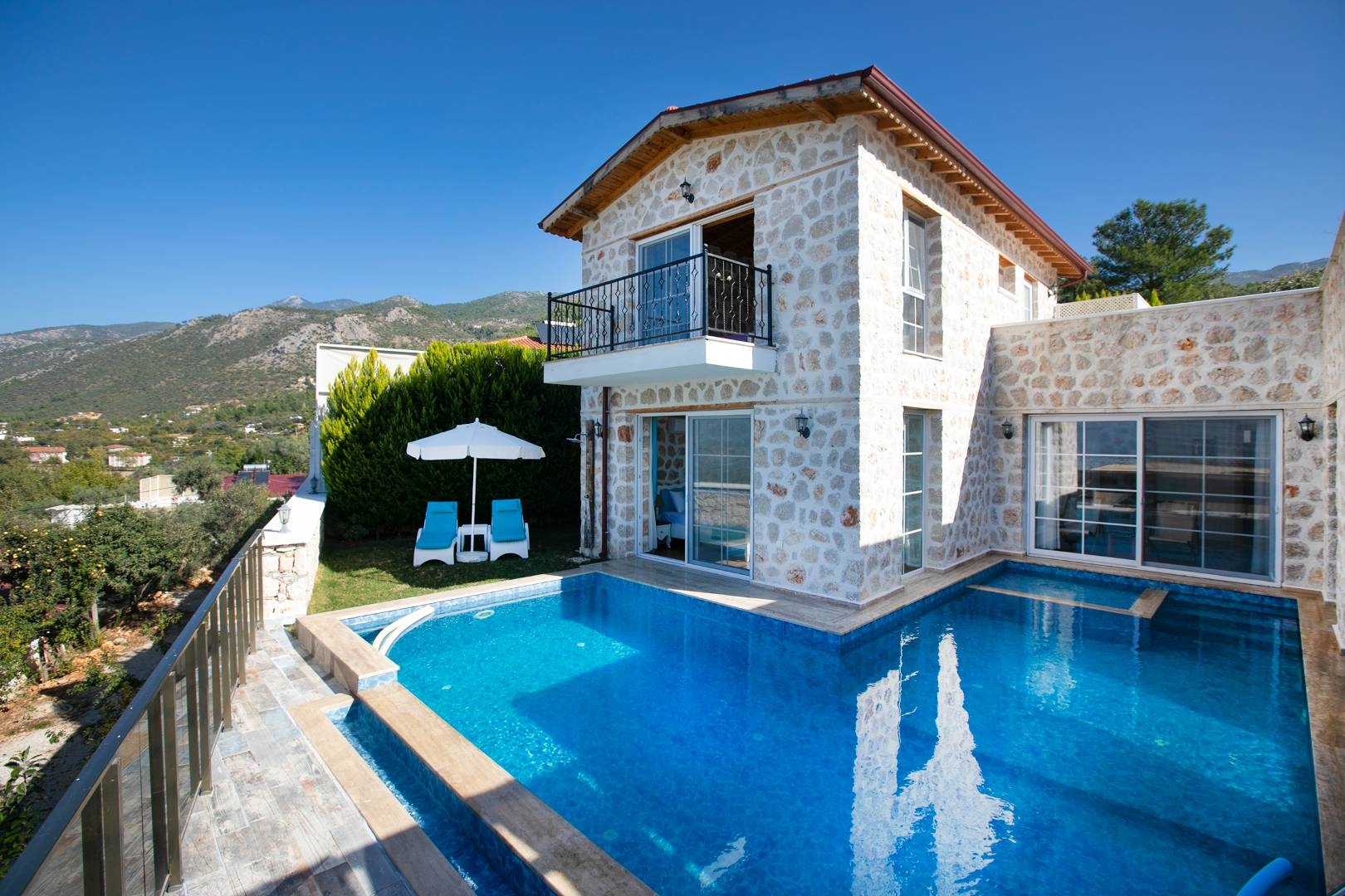 Kaş Üzümlü'de Enfes Doğa'da, Özel Havuzlu, Taş Villa