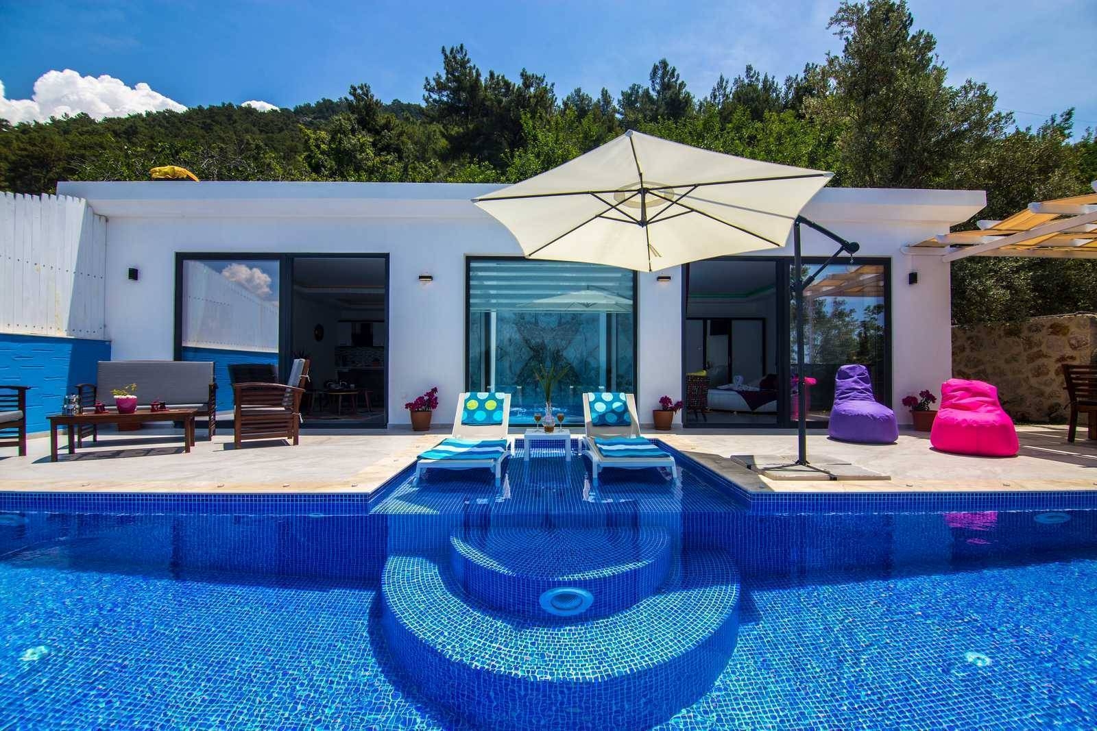 Kaş Üzümlü'de Doğa İle İç İçe, Özel Havuzlu, Balayı Villası