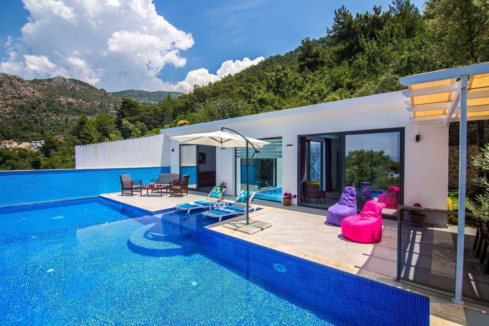 Kaş Üzümlü'de Doğa İle İç İçe, Özel Havuzlu, Balayı Villası