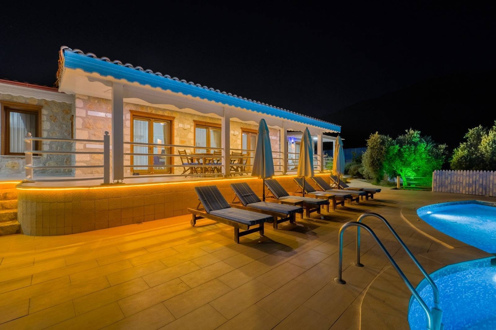 Kaş Üzümlü'de Geniş Ailelere Uygun, Özel Havuzlu, Şık Villa