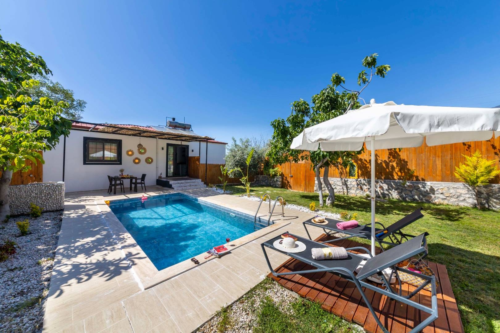 Kaş Üzümlü'de Geniş Bahçeli, Balayı Konseptli, Şık Tasarımlı Villa