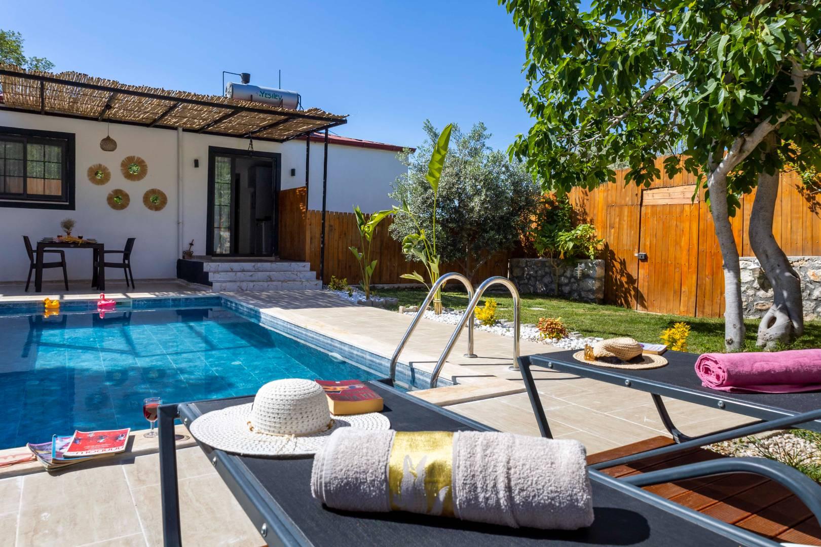 Kaş Üzümlü'de Geniş Bahçeli, Balayı Konseptli, Şık Tasarımlı Villa-35646