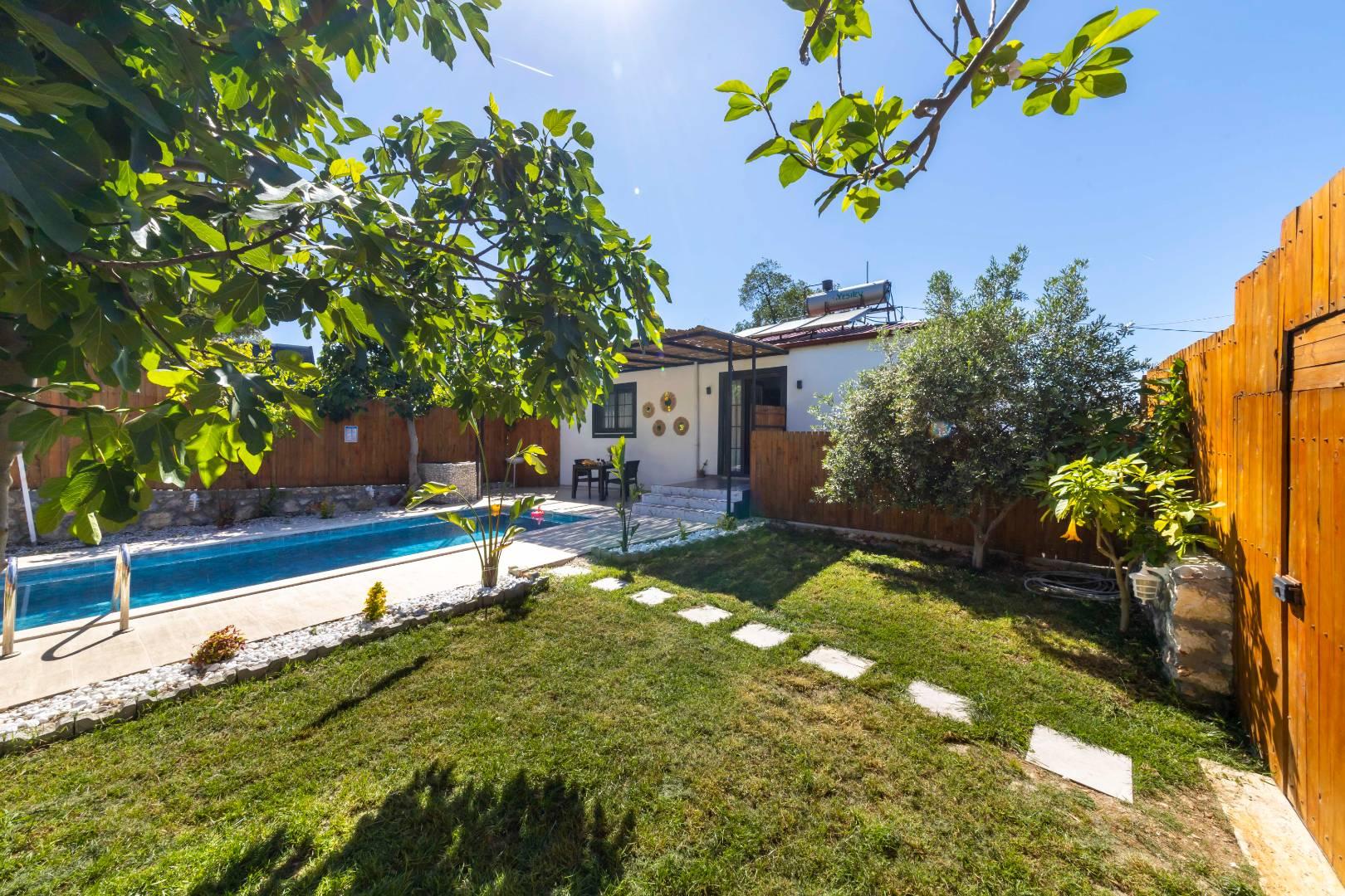 Kaş Üzümlü'de Geniş Bahçeli, Balayı Konseptli, Şık Tasarımlı Villa-35646