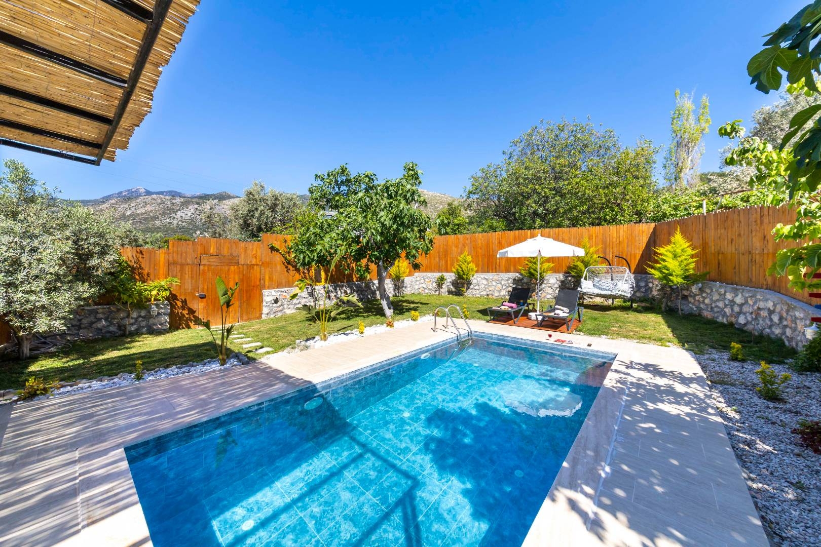Kaş Üzümlü'de Geniş Bahçeli, Balayı Konseptli, Şık Tasarımlı Villa