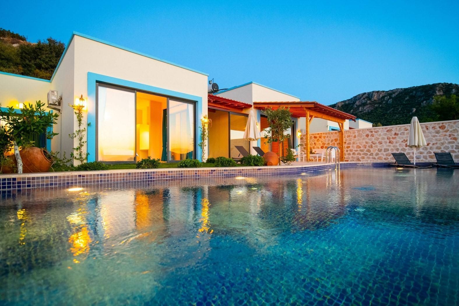 Kaş Yeşilköy'de Çekirdek Ailelere Uygun, Kapalı Havuzlu, Modern Villa