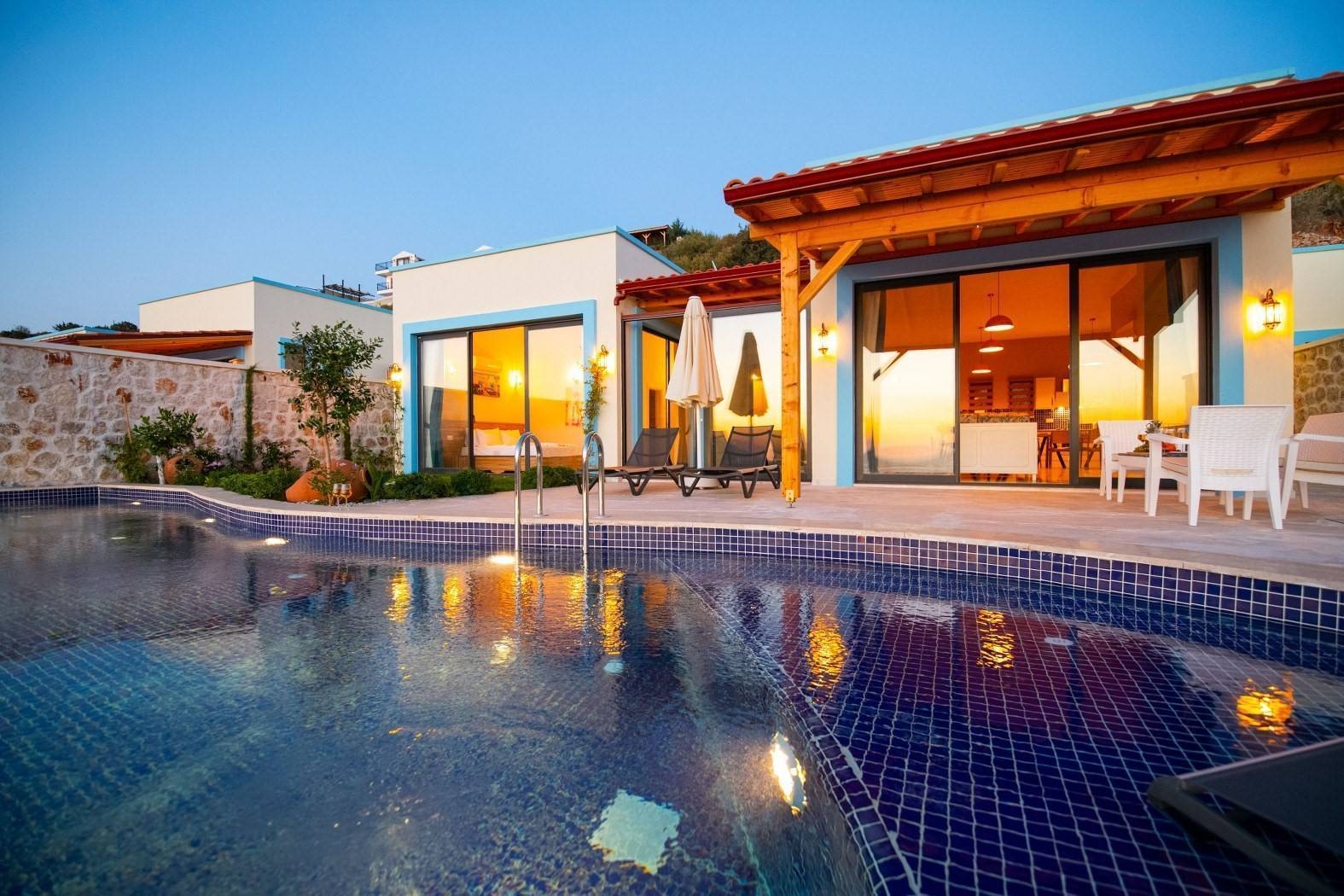 Kaş Yeşilköy'de Çekirdek Ailelere Uygun, Kapalı Havuzlu, Modern Villa