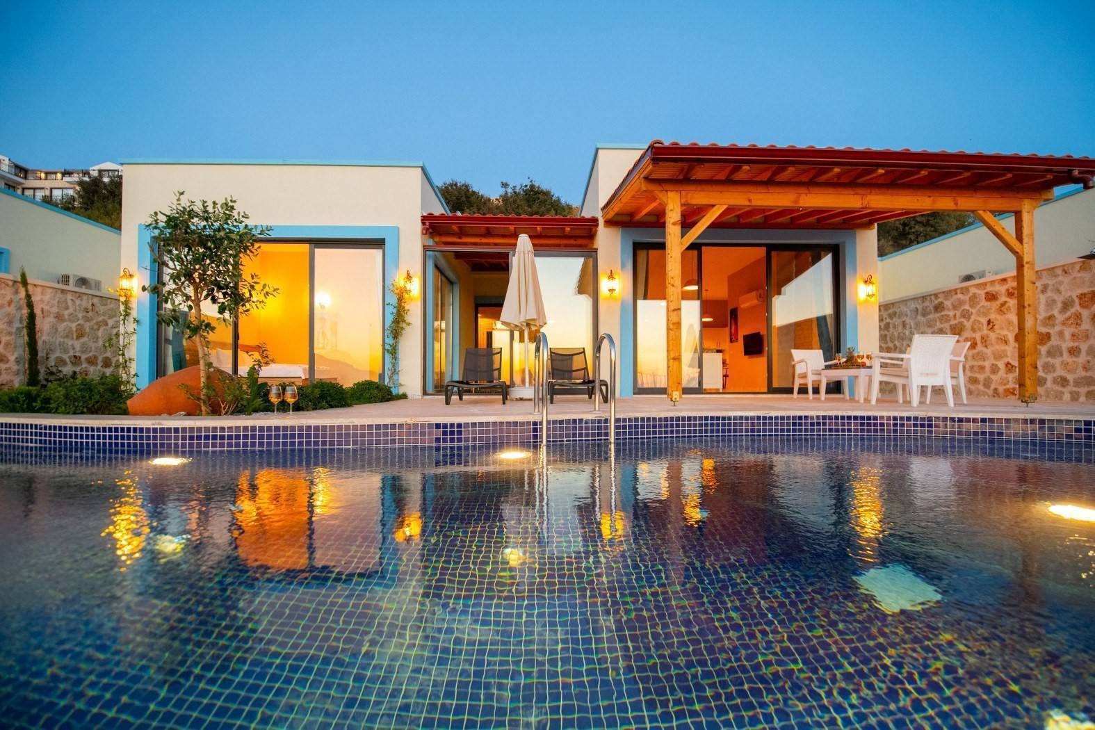 Kaş Yeşilköy'de Çekirdek Ailelere Uygun, Kapalı Havuzlu, Modern Villa