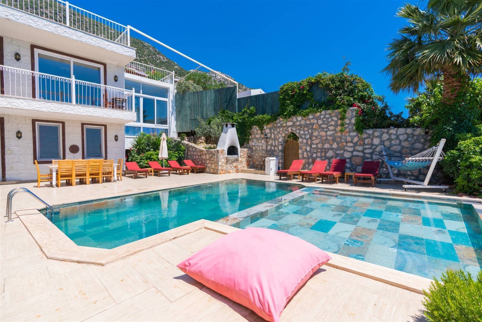 Kaş Bezirgan'da Deniz Manzaralı, 10 Kişilik, Özel Havuzlu Villa