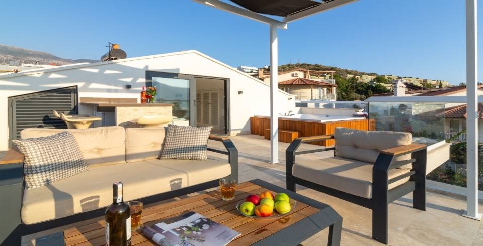 Kaş Kalkan'da Denize Yürüme Mesafesinde, Özel Havuzlu, Teraslı Villa