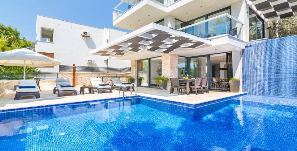 Kaş Kalkan'da Denize Yürüme Mesafesinde, Özel Havuzlu, Teraslı Villa