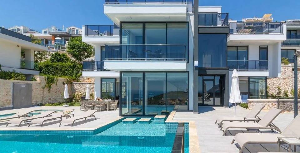 Kaş Kalkan'da Enfes Deniz Manzaralı, Sonsuzluk Havuzlu, Görkemli Villa