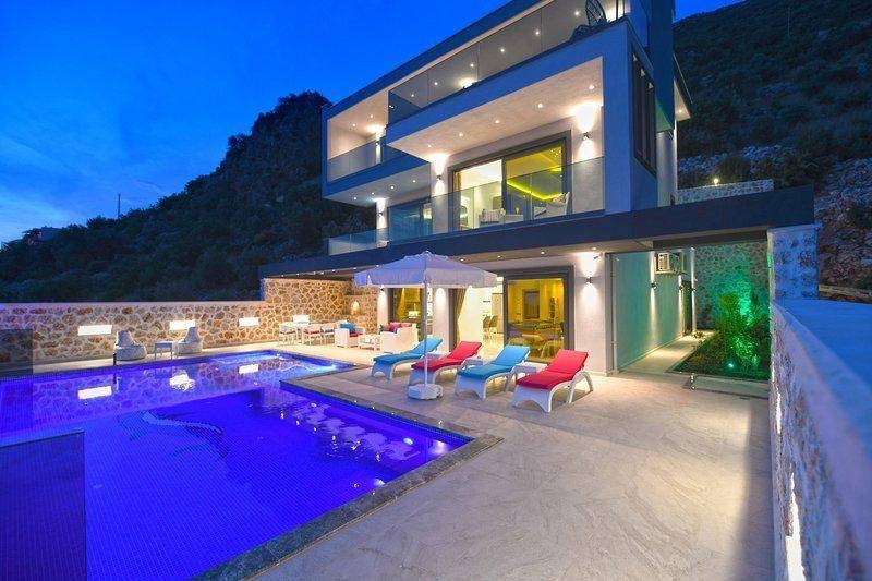 Kaş Bezirgan'da Muhteşem Deniz Manzaralı, Sonsuzluk Havuzlu, 3+1 Villa