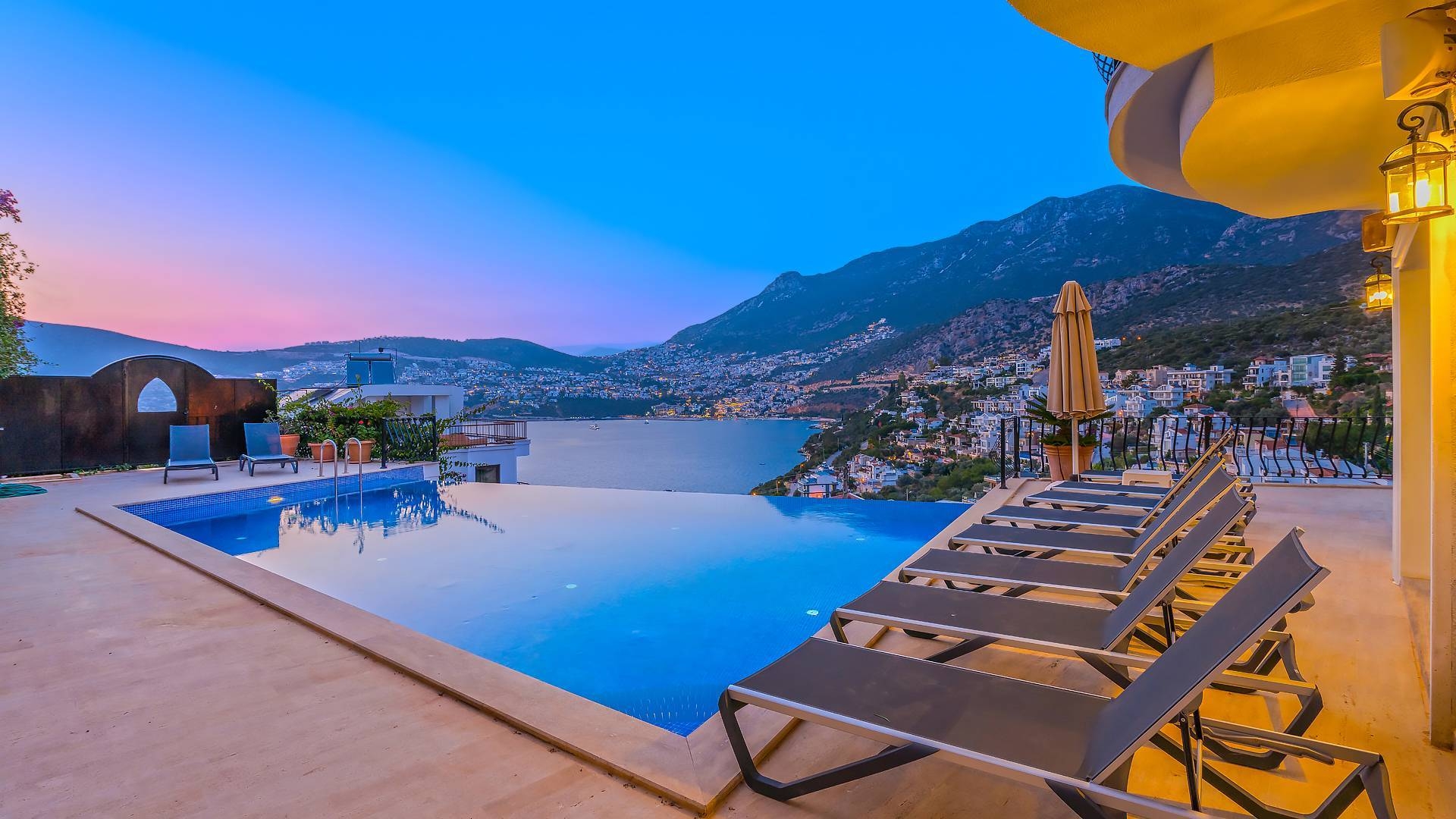 Kalkan'da Muhteşem Deniz Manzaralı, Sonsuzluk Havuzlu, Kiralık Villa