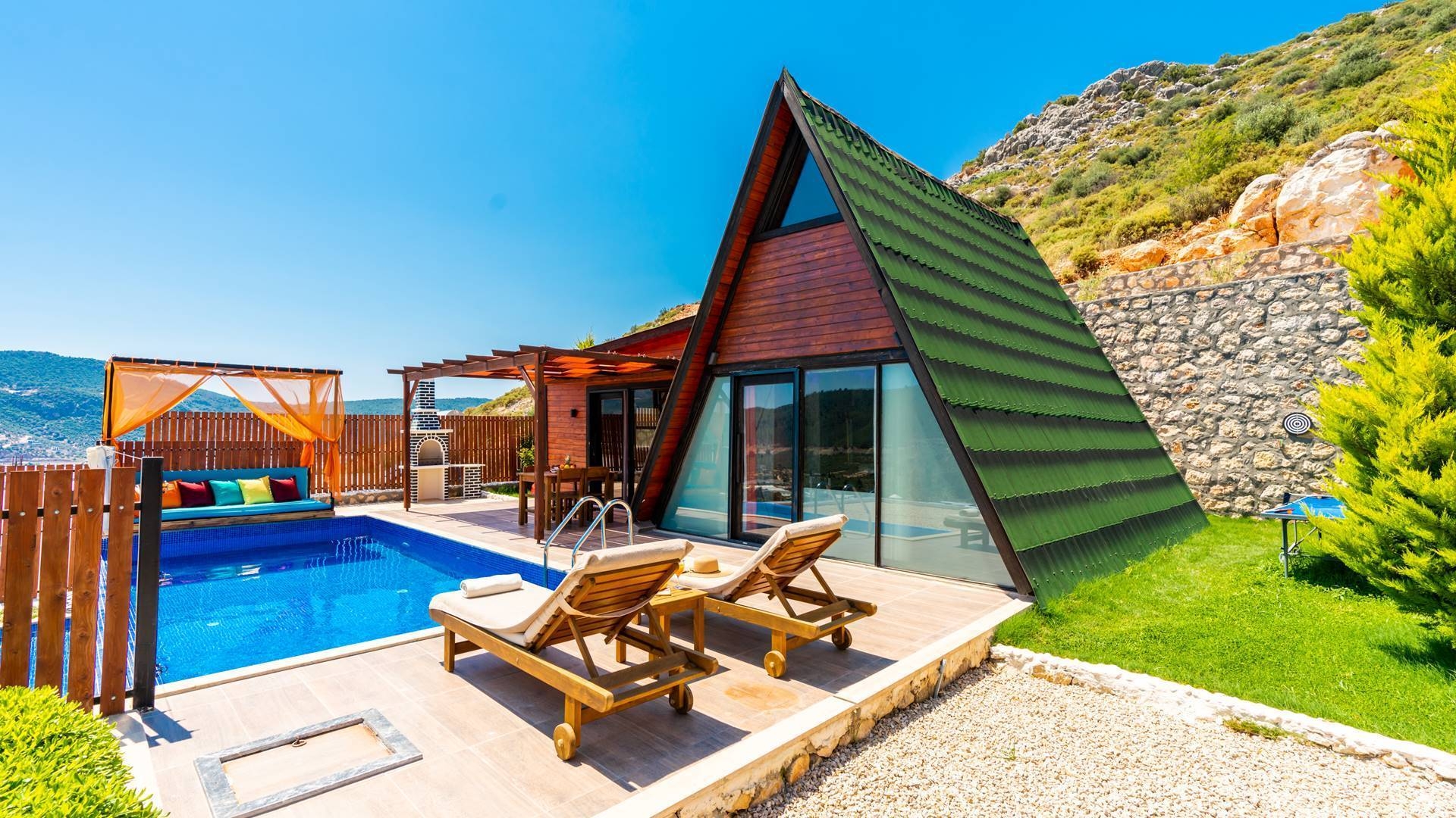 Kaş Yeşilköy'de Doğa Manzaralı, Özel Havuzlu, 2 Kişilik Bungalov
