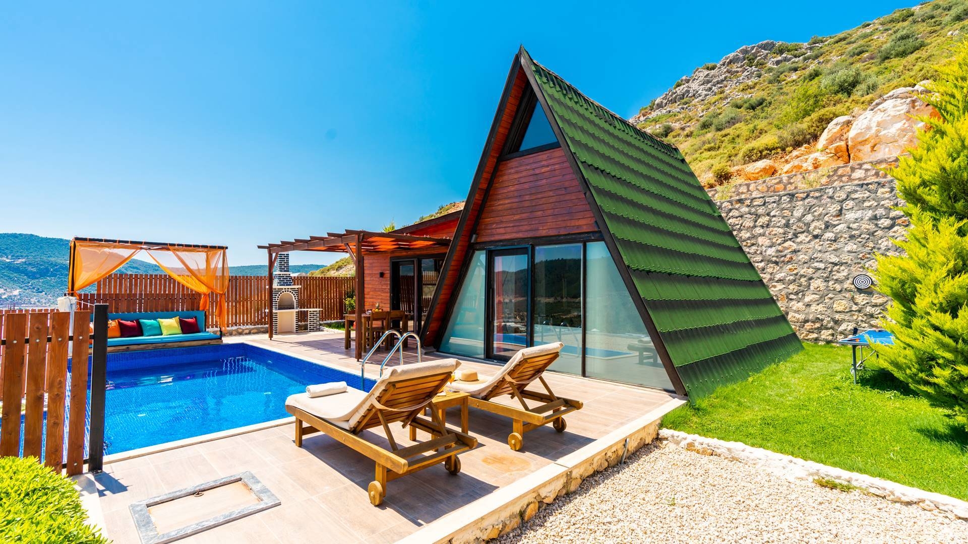 Kaş Yeşilköy'de Doğa Manzaralı, Özel Havuzlu, 2 Kişilik Bungalov