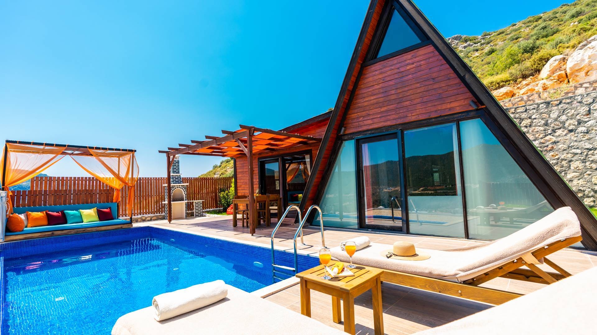 Kaş Yeşilköy'de Doğa Manzaralı, Özel Havuzlu, 2 Kişilik Bungalov