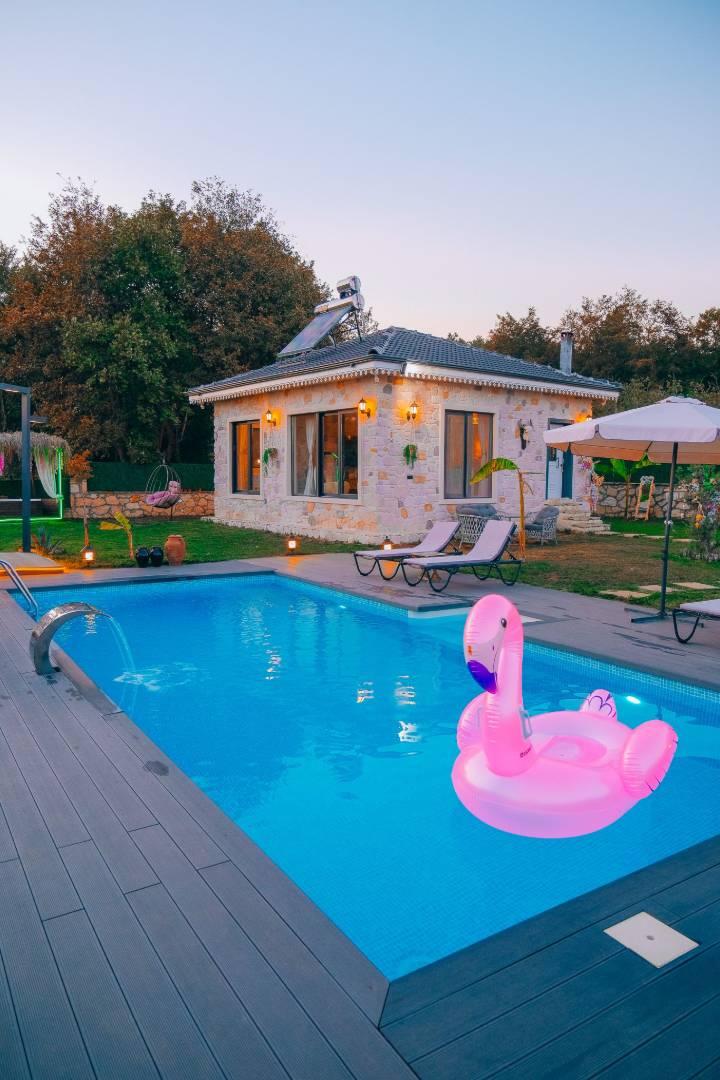 Kocaeli Kandıra'da Geniş Bahçeli, Özel Havuzlu, Korunaklı Taş Villa -34194