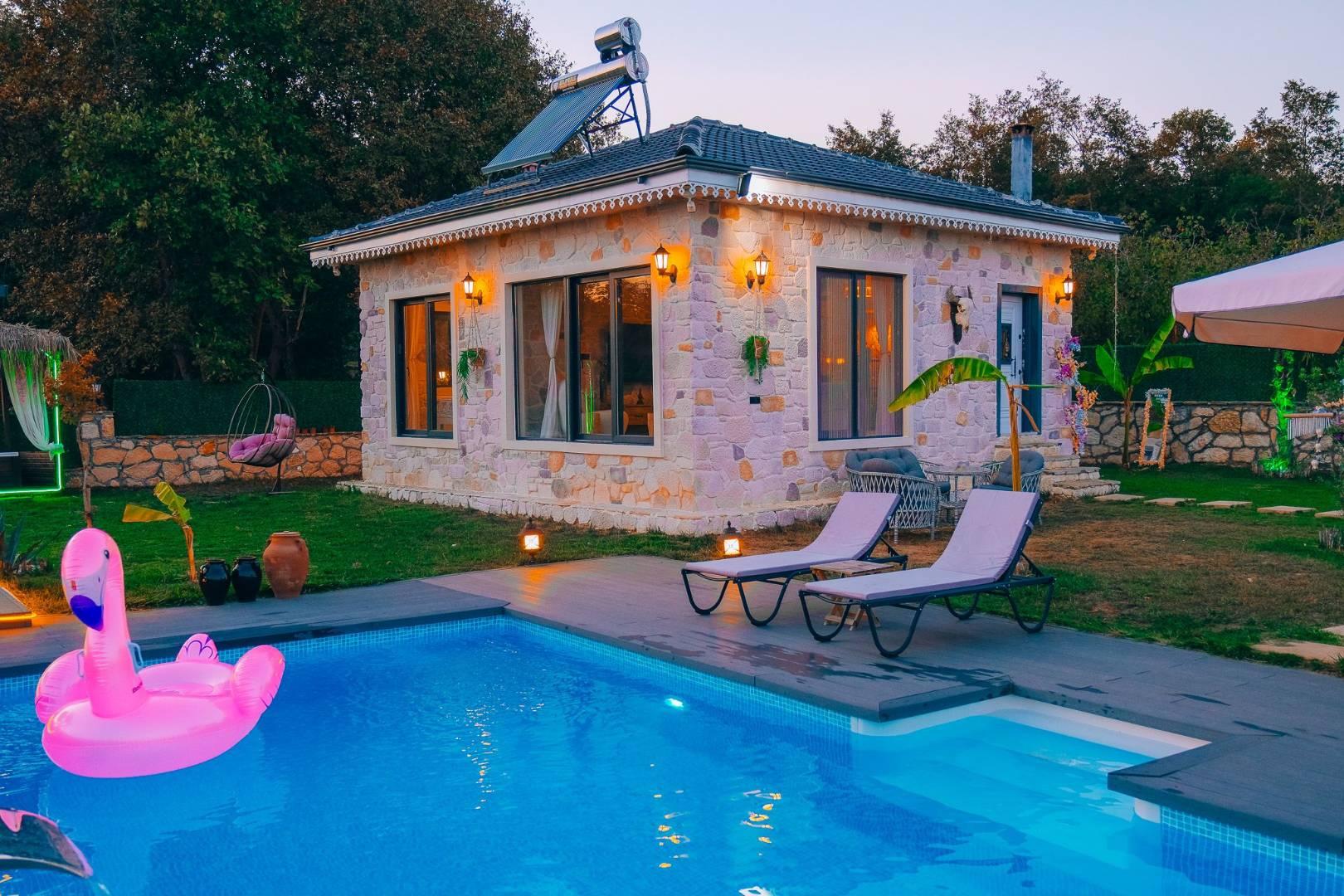 Kocaeli Kandıra'da Geniş Bahçeli, Özel Havuzlu, Korunaklı Taş Villa -34194