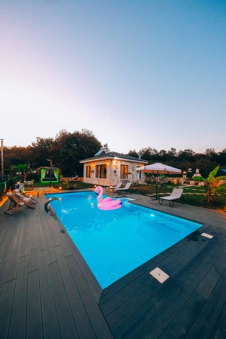 Kocaeli Kandıra'da Geniş Bahçeli, Özel Havuzlu, Korunaklı Taş Villa -34194