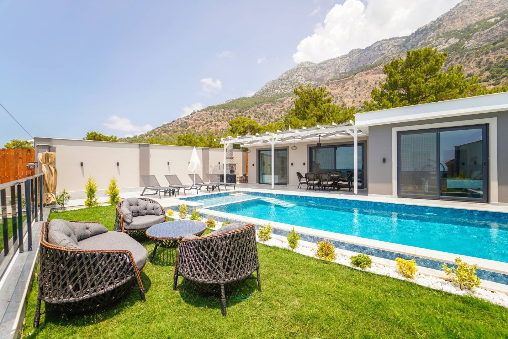 Muğla Seydikemer'de Deniz Manzaralı, Özel Havuzlu, Salıncaklı Villa