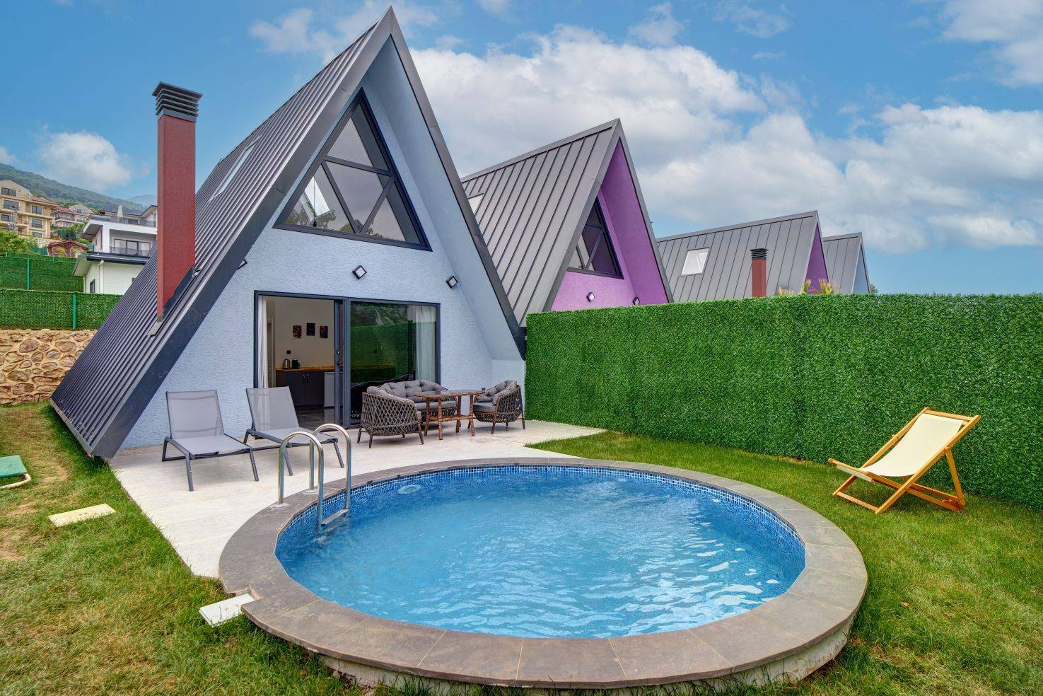 Kartepe Maşukiye'de Göl Manzaralı, Isıtmalı Havuzlu, Kiralık Bungalov