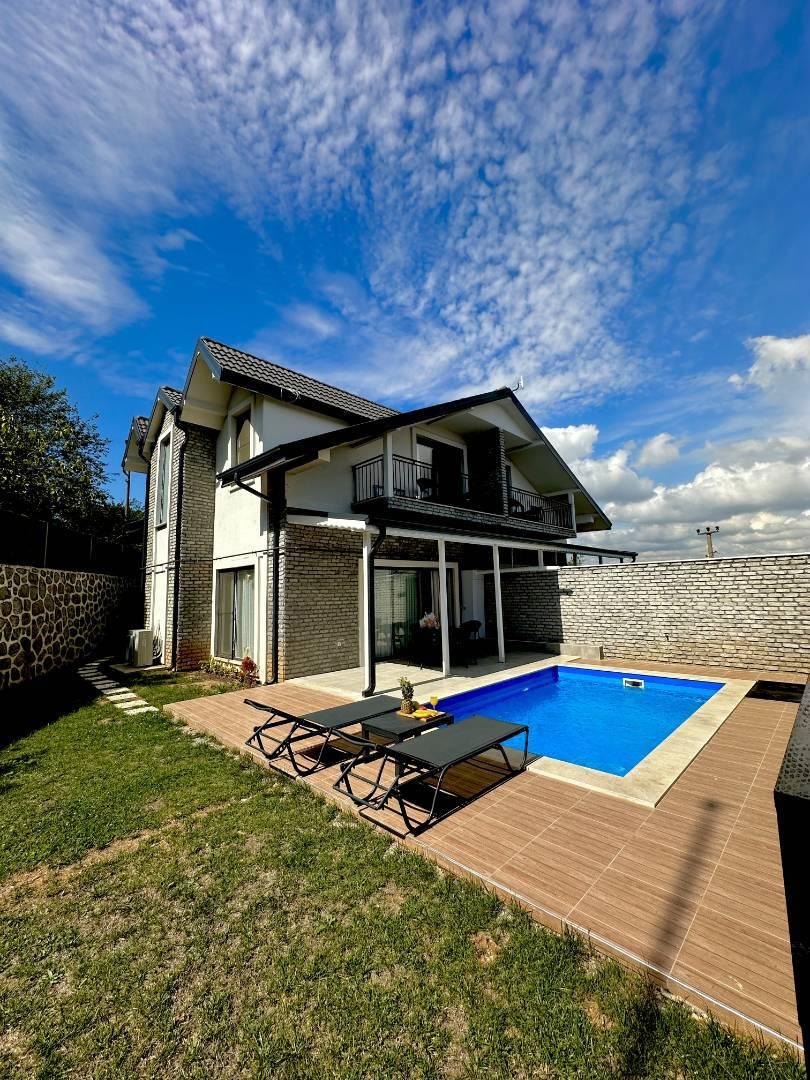 Kartepe Maşukiye'de Nezih Konumda, Isıtmalı Havuzlu, Kiralık Villa-40674