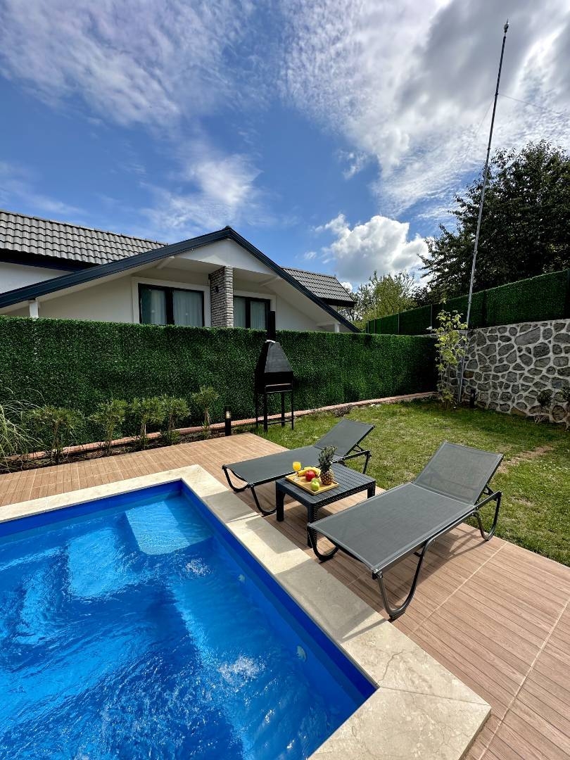 Kartepe Maşukiye'de Nezih Konumda, Isıtmalı Havuzlu, Kiralık Villa