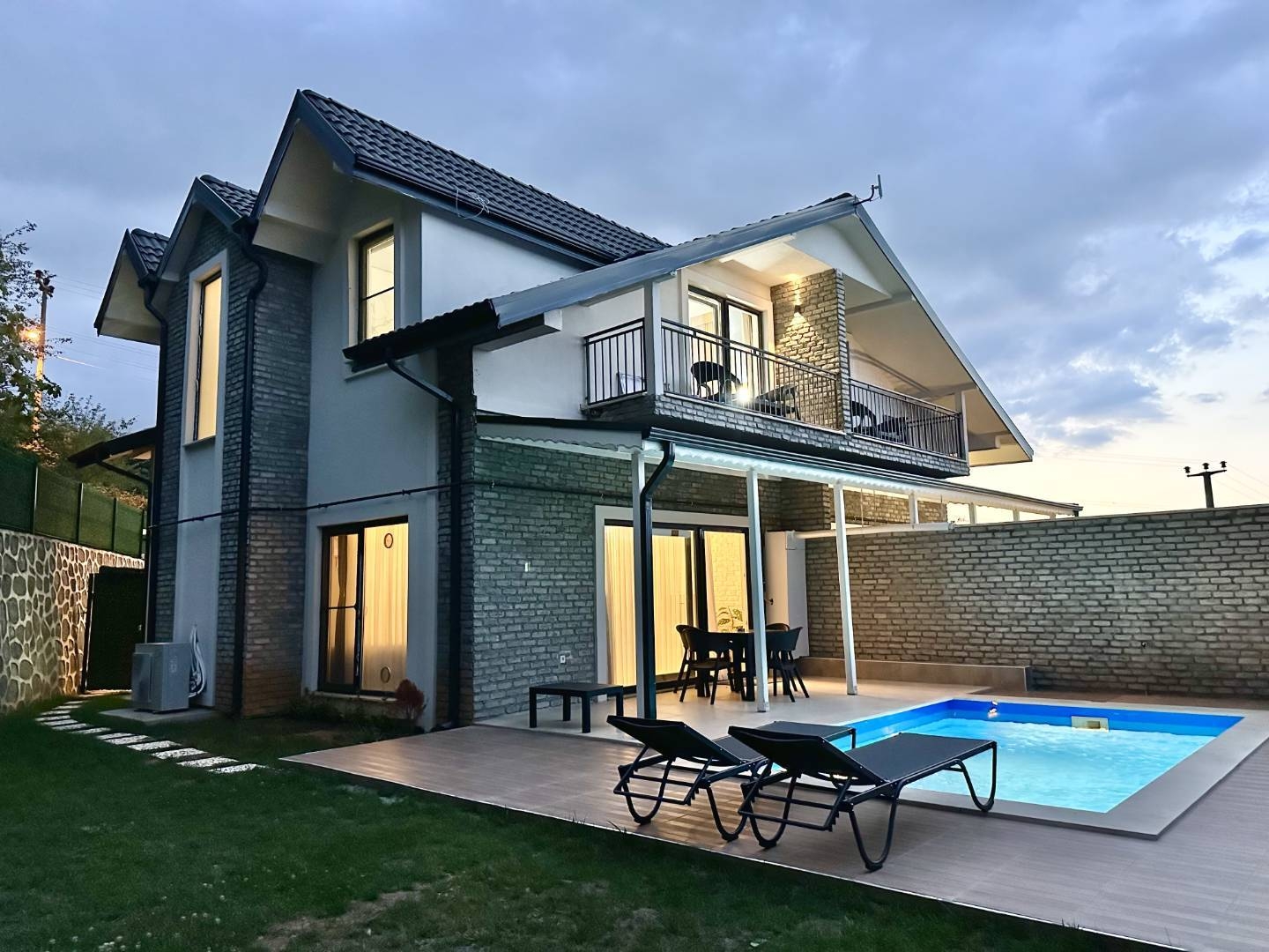 Kartepe Maşukiye'de Nezih Konumda, Isıtmalı Havuzlu, Kiralık Villa