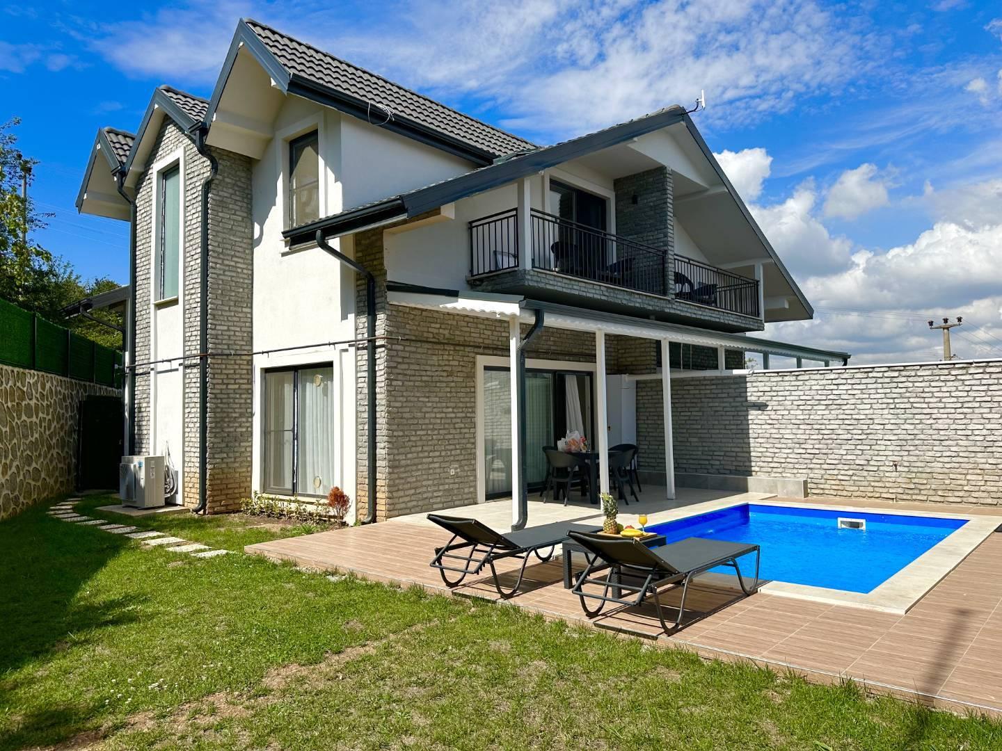 Kartepe Maşukiye'de Nezih Konumda, Isıtmalı Havuzlu, Kiralık Villa-40674