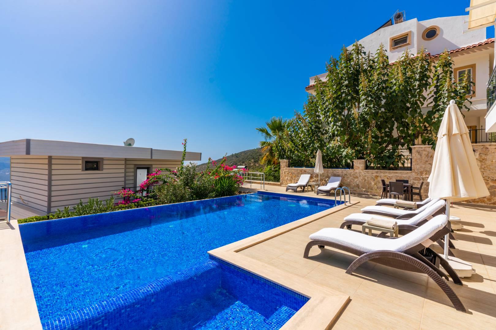 Kaş Akbel'de Geniş Ailelere Uygun, Özel Havuzlu, Konforlu Villa-41398