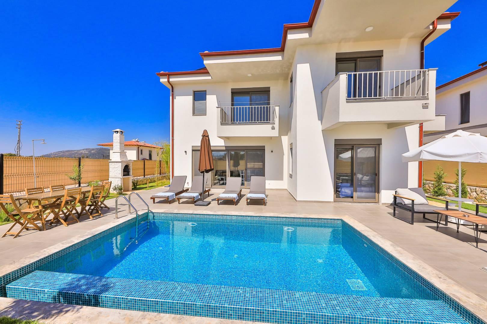 Kaş Andifli'de Geniş Bahçeli, Özel Havuz ve Jakuzili, Modern Villa-41187